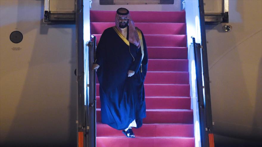 El príncipe heredero saudí, Muhamed bin Salman, llega al aeropuerto de Nueva Delhi, capital india, 19 de febrero de 2019. (Foto: AFP)