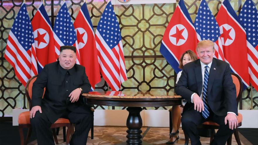 El líder norcoreano, Kim Jong-un (izda.), junto al presidente de EE.UU., Donald Trump, en Hanói (capital de Vietnam), 28 de febrero de 2019. (Foto: AFP)