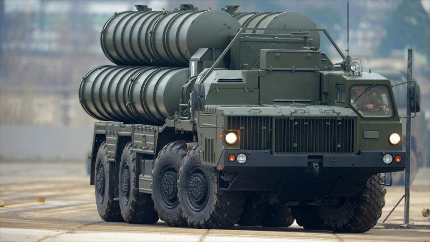 Sistema antiaéreo ruso S-400 en una operación militar en las afueras de Moscú, capital de Rusia.