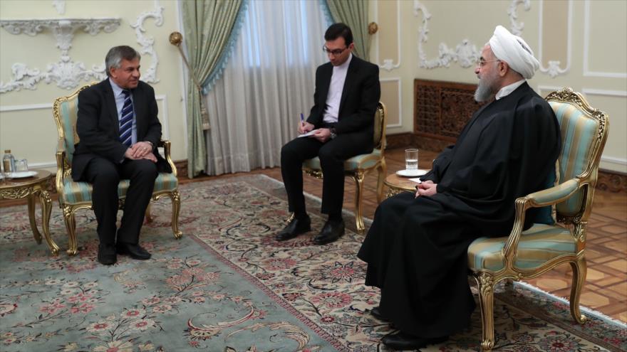 Hasan Rohani, presidente de Irán, recibe al nuevo embajador iraquí, Abdul Rahman Saad Yavad Qandil, en Teherán, capital persa, 9 de marzo de 2019.