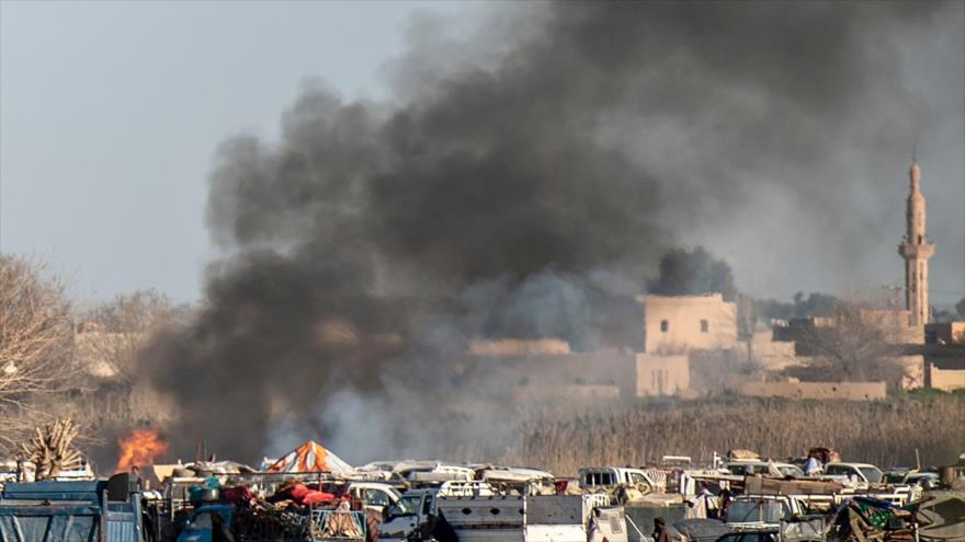Sale humo de un campamento provisional de terroristas del EIIL (Daesh, en árabe) en Deir Ezzor, este de Siria, 9 de marzo de 2019. (Foto: AFP)