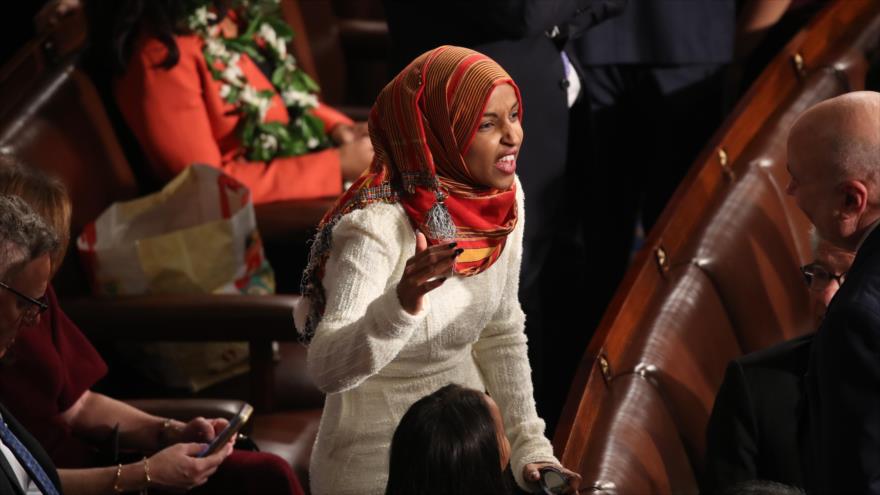 La senadora demócrata estadounidense, Ilhan Omar, habla en el Congreso de EE.UU. en Washington (capital de EE.UU.), 3 de enero de 2019. (Foto: AFP)