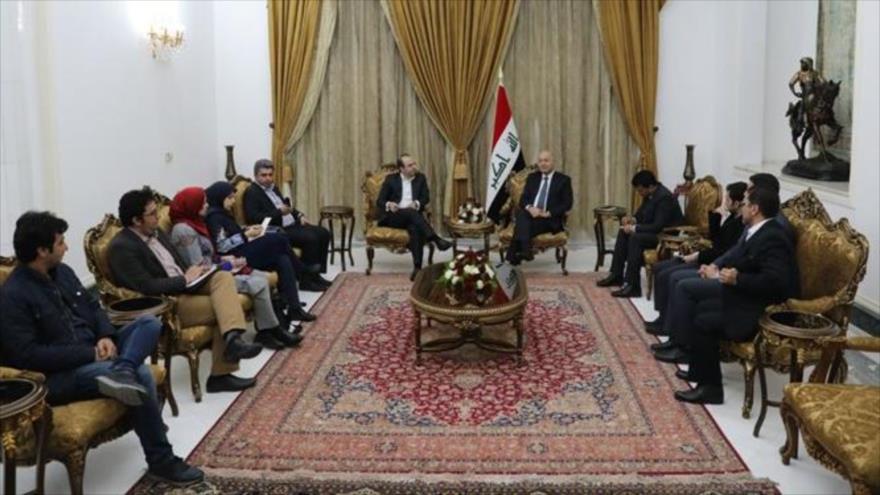 El presidente iraquí, Barham Salih (5º de la dcha.), reunido con periodistas iraníes en Bagdad, 9 de marzo de 2019.