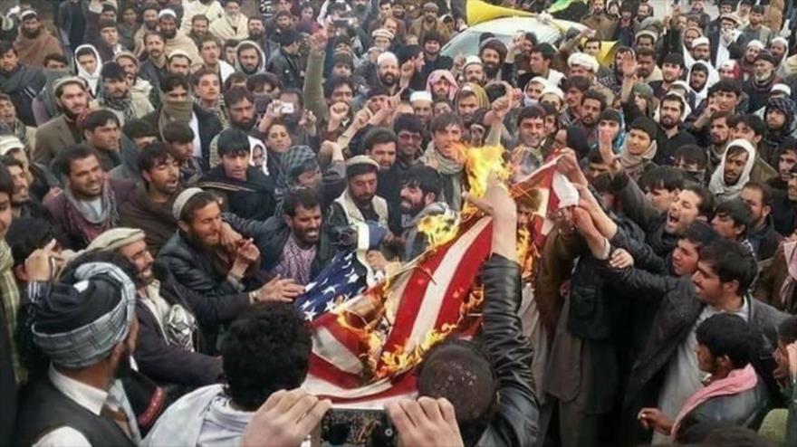 Afganos condenan las redadas nocturnas de EE.UU. en la provincia oriental de Maidan Wardak, que han dejado una sangrienta huella en la zona, 10 de marzo de 2019.