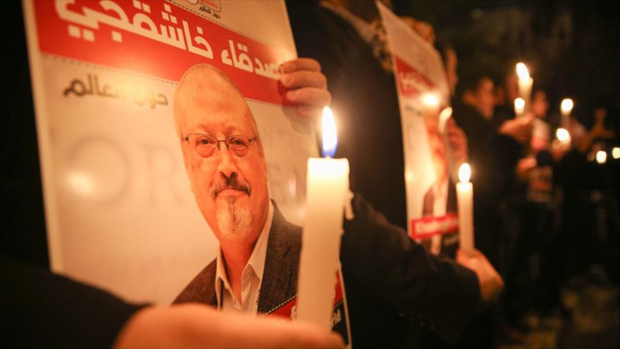 Manifestantes sostienen carteles con la imagen del periodista Jamal Khashoggi frente al consulado saudí en Estambul, 25 de octubre de 2018. (Foto: AFP)
