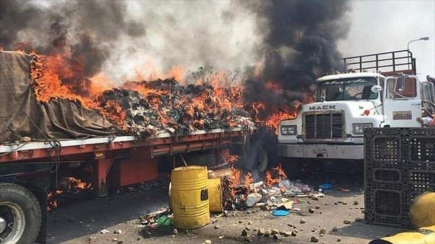 Camión de ayuda humanitaria de EE.UU. quemado en la frontera colombo-venezolana, 23 de febrero de 2019.