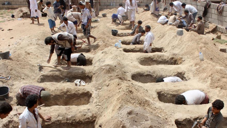 Yemeníes cavan tumbas para niños muertos durante un ataque de Arabia Saudí en la provincia de Saada, 10 de agosto de 2018. (Foto: AFP)