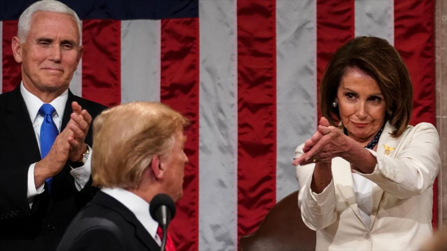 La jefa de la Cámara de Representantes de EE.UU., Nancy Pelosi, y el presidente Donald Trump (centro), en el Congreso, 5 de enero de 2019. (Foto: AFP)
