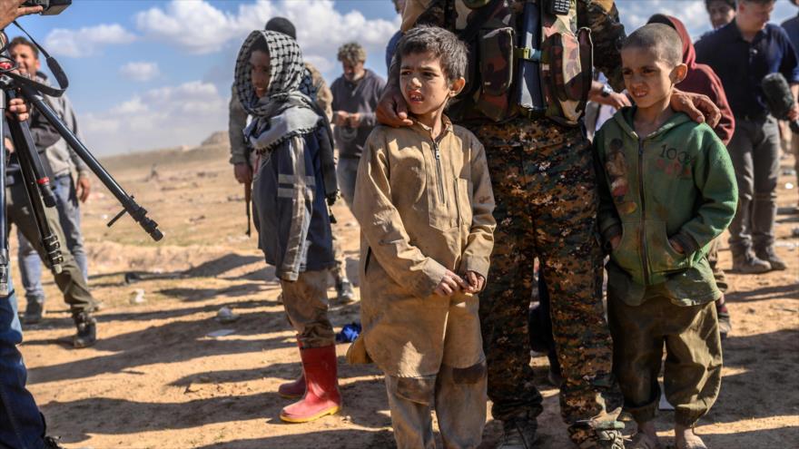 Niños sirios, liberados de las garras de Daesh, son evacuados de la localidad de Al-Baghouz, en Deir Ezzor, 6 marzo de 2019. (Foto: AFP)