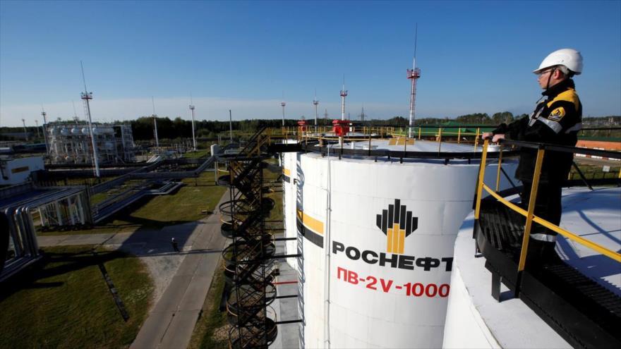 Un obrero trabaja en las instalaciones centrales de procesamiento de un campo petrolero propiedad de Rosneft.