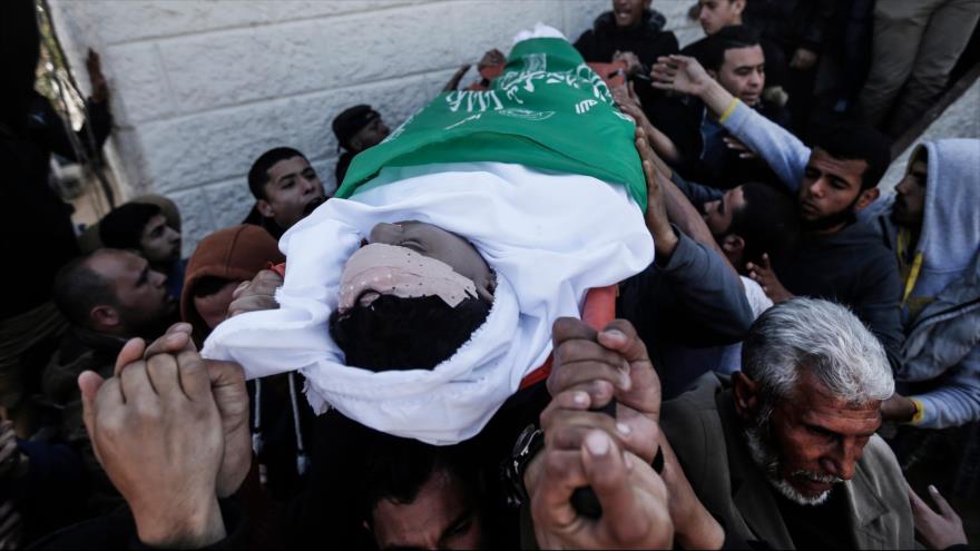 Portan el cuerpo de un joven palestino, muerto por fuego israelí en Gaza, 7 de marzo de 2019. (Foto: AFP)