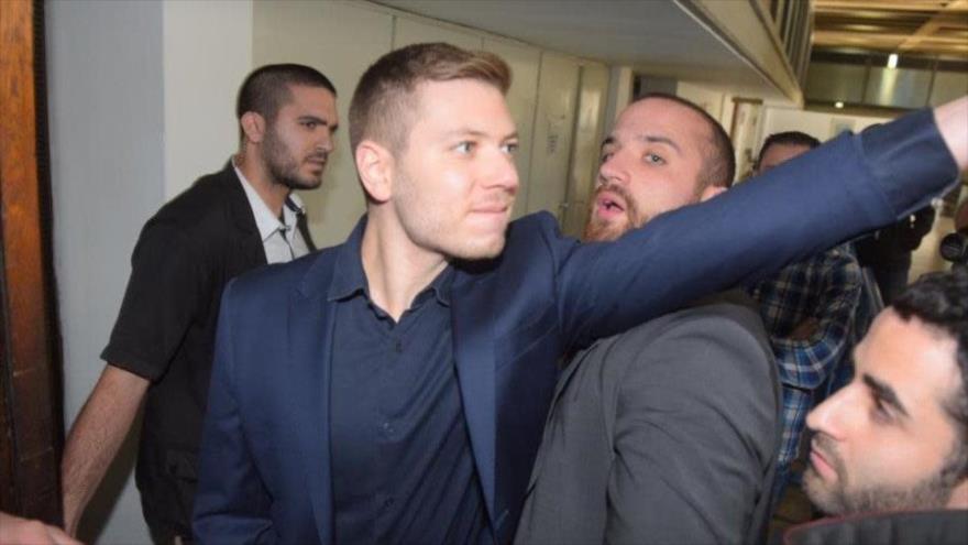 Yair Netanyahu, hijo mayor del primer ministro israelí (centro), llega a los juzgados, 10 de diciembre de 2018.
