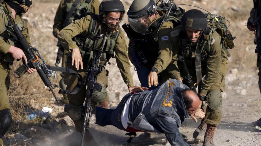 Vídeo: Militares israelíes golpean a dos palestinos y se ríen