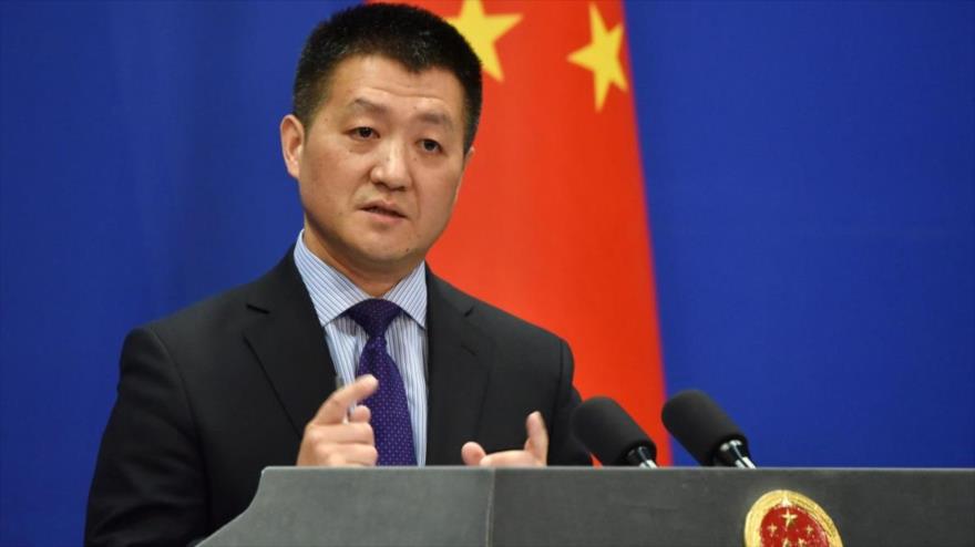 El portavoz de la Cancillería de China, Lu Kang, en una conferencia de prensa.