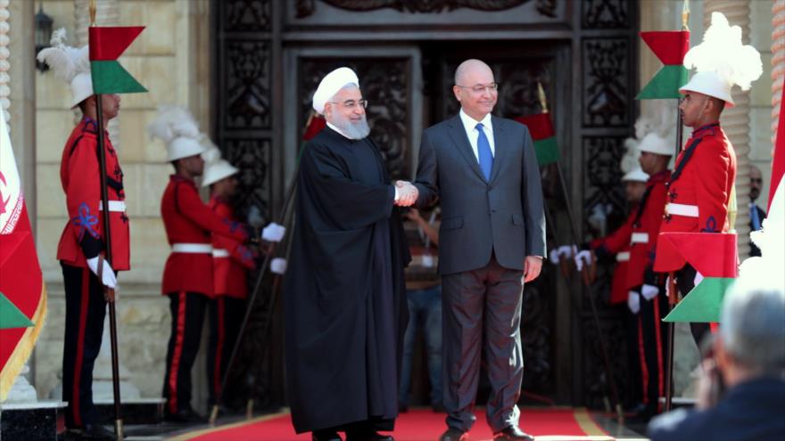 El presidente de Irak, Barham Salih (dcha.), recibe a su par iraní, Hasan Rohani, a su llegada a Bagdad, 11 de marzo de 2019. (Foto: President.ir)