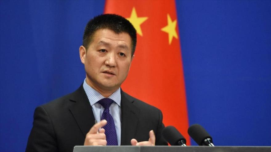 El portavoz del Ministerio chino de Exteriores, Lu Kang, ofrece una rueda de prensa, en Pekín, la capital.
