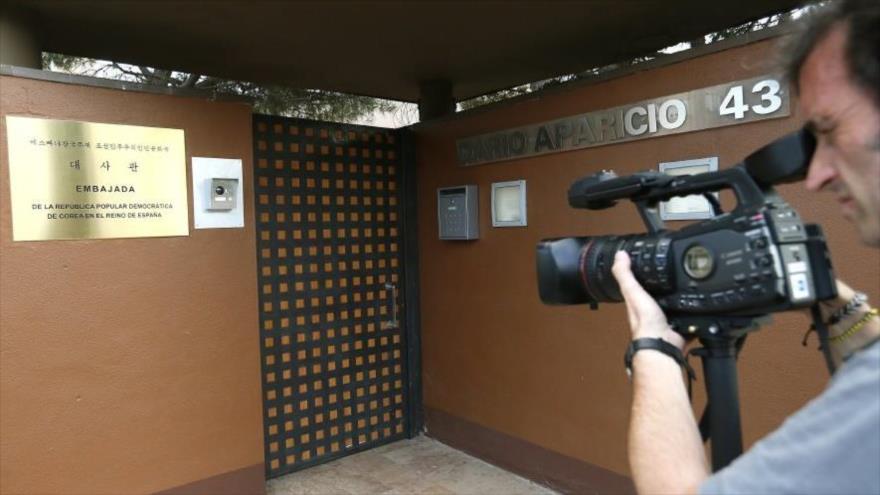 Un hombre saca fotos de la entrada de la embajada de Corea del Norte en Madrid, España.