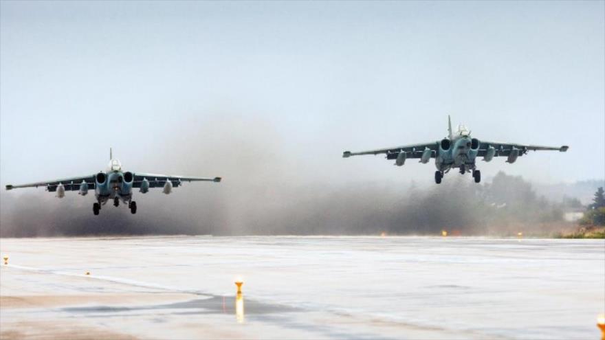 Dos cazas rusos Su-25 despegando de la base aérea de Hmeimim en Siria.