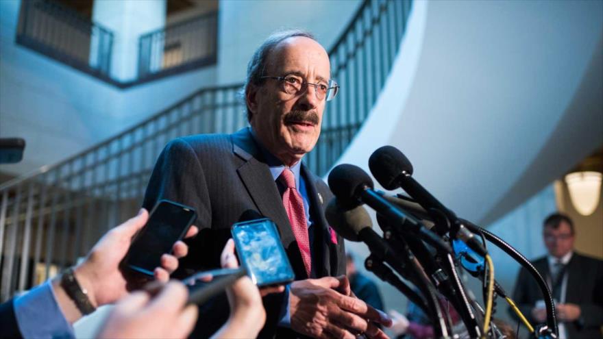 El presidente del Comité de Relaciones Exteriores de la Cámara de Representantes de EE.UU., Eliot Engel, habla con periodistas.