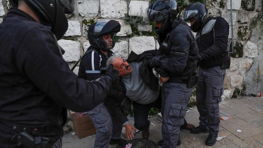 Fuerzas israelíes detienen a un palestino en las afueras de la Ciudad Vieja de Al-Quds (Jeruslaén), 12 de marzo de 2019. (Foto: AFP)