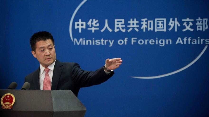 El portavoz del Ministerio de Relaciones Exteriores de China, Lu Kang, durante una conferencia de prensa en Pekín.