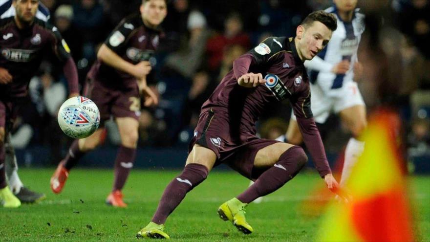 Vídeo: Futbolista quiso burlar al portero pero quedó en ridículo