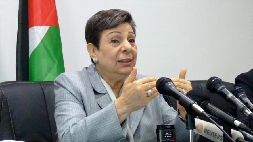 Hanan Ashrawi, miembro del comité ejecutivo de la Organización para la Liberación de Palestina (OLP) habla en una rueda de prensa.