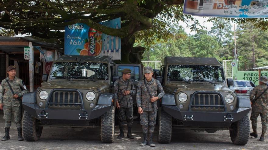 Jeep J8 donado por EE.UU. y personal militar de Guatemala están presentes cerca del cruce fronterizo de Agua Caliente con Honduras, 22 de octubre de 2018.