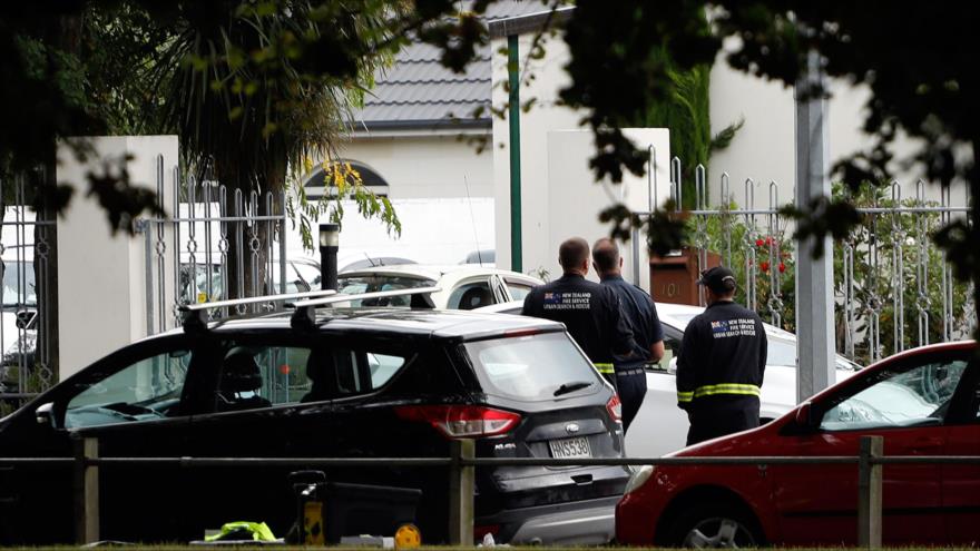 Agentes de seguridad caminan fuera de la mezquita que fue objeto de un ataque terrorista en Christchurch, Nueva Zelanda, 15 de marzo de 2019. (Foto: AFP)