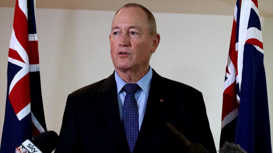 Fraser Anning, senador australiano de extrema derecha, habla durante una rueda de prensa.
