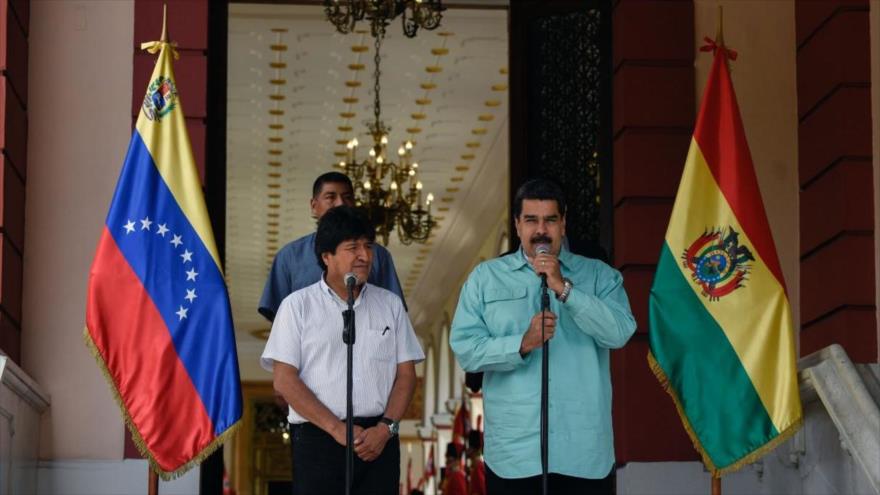 El presidente venezolano, Nicolás Maduro (dcha.), y su par boliviano, Evo Morales, Caracas, 15 de abril de 2018. (Foto: AFP)