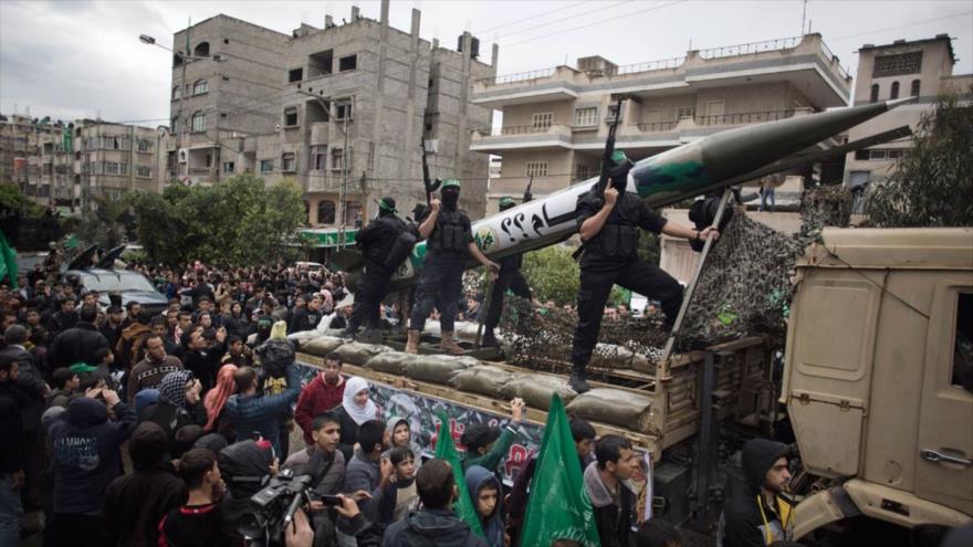 Combatientes del ala militar de HAMAS presentan un misil durante un desfile en la Franja de Gaza.