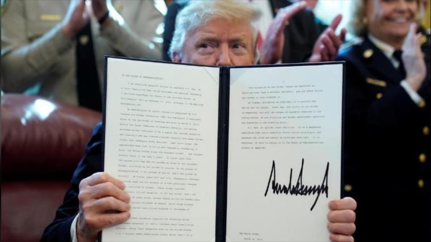 El presidente de EE.UU., Donald Trump, enseña su veto a la resolución del Congreso contra el estado de emergencia, 15 de marzo de 2019. (Foto: Reuters)