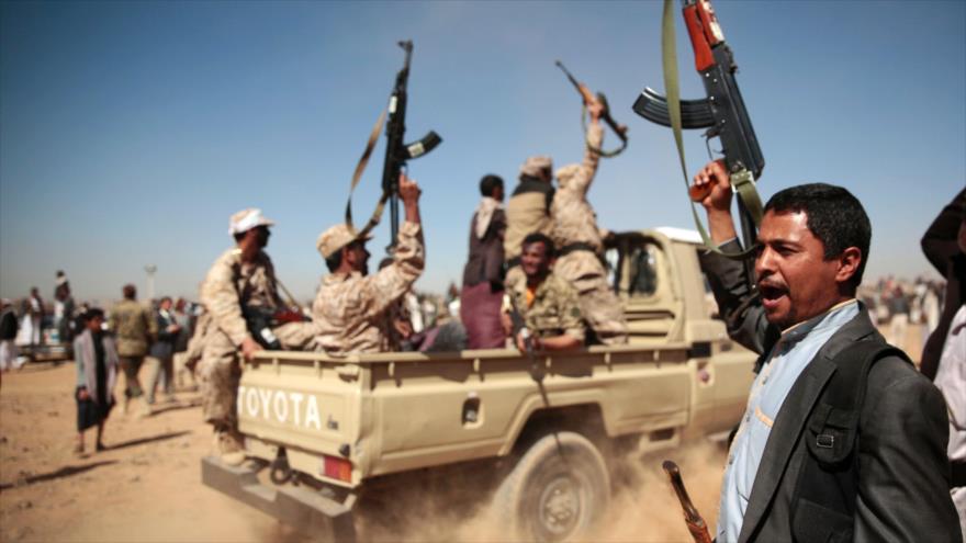 Combatientes del movimiento popular yemení Ansarolá congregados en una localidad en Saná.