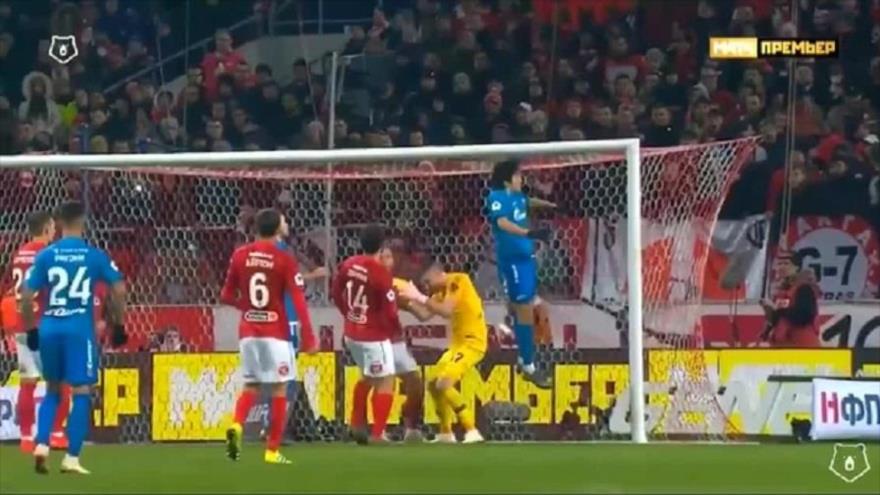 Vídeo: Futbolista iraní da un salto y choca con el larguero