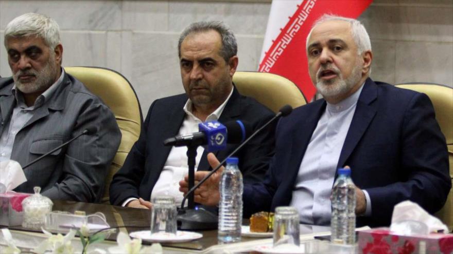 El canciller iraní, Mohamad Yavad Zarif (1º dcha.), en una reunión en la ciudad de Qom, 18 de marzo de 2019. (Foto: IRNA)