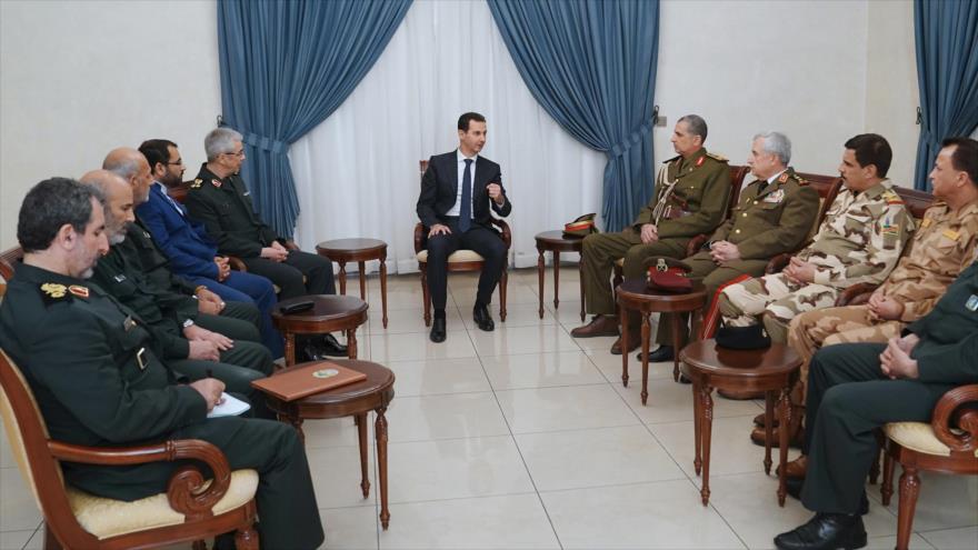 El presidente sirio, Bashar al-Asad, reunido con las delegaciones de altos cargos militares de Irán e Irak, en Damasco, 18 de marzo de 2019. (Foto: SANA)