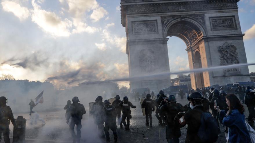 Francia prohíbe manifestaciones de chalecos amarillos en París