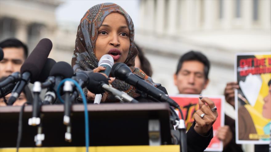 La congresista musulmana de EE.UU. Ilhan Omar habla en una rueda de prensa en Washington (capital), 7 de febrero de 2019. (Foto: AFP)