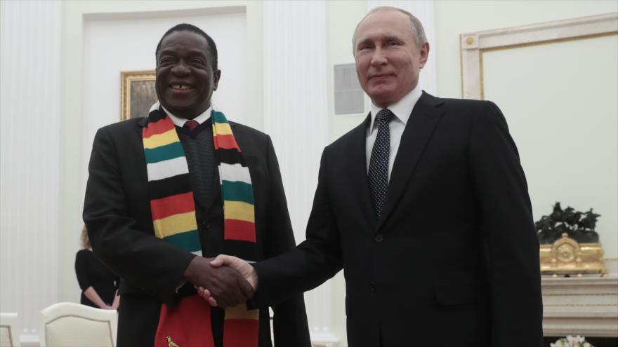 El presidente ruso, Vladímir Putin (dcha.) le da la mano a su par de Zimbabue, Emmerson Mnangagwa, en Moscú, 15 de enero de 2019. (Foto: AFP)