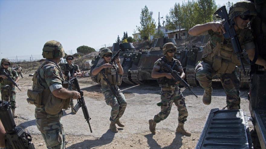 Varios efectivos del Ejército libanés suben a sus vehículos de patrullaje en el sur de El Líbano.