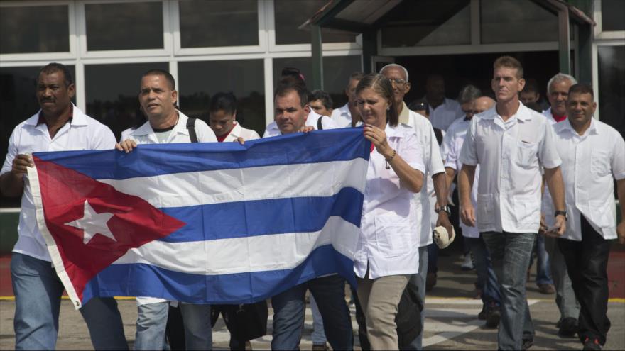 Un grupo de médicos cubanos en una misión en Haíti.