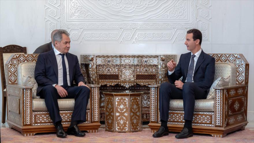 El presidente sirio, Bashar al-Asad (dcha.), reunido con el ministro de Defensa ruso, Serguéi Shoigu, en Damasco, 19 de marzo de 2019. (Foto: AFP)