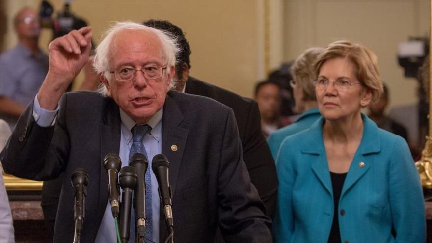 Los senadores estadounidenses Bernie Sanders (izda.) y Elizabeth Warren, durante una rueda de prensa.
