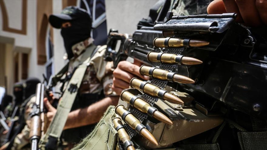 Miembros de un grupo armado en Siria se preparan para un ataque.