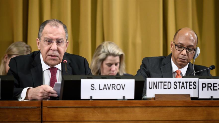 El canciller ruso, Sergei Lavrov (izq.), habla en la Conferencia de Desarme celebrada en Ginebra (Suiza), 20 de marzo de 2019. (Foto: AFP)