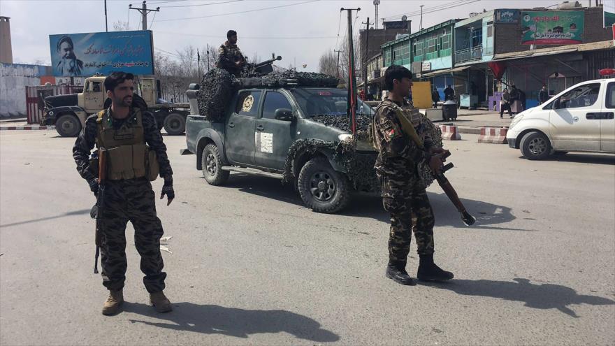 Las fuerzas de seguridad afganas vigilan cerca del sitio de una explosión en Kabul, la capital, 9 de marzo de 2018. (Foto: AFP)
