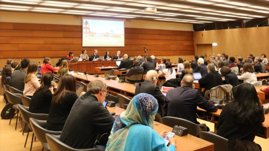 Un foro en el Palacio de convenciones de las Naciones Unidas en Ginebra, Suiza, en el que participan expertos de la oenege Sures, 19 de marzo de 2019.