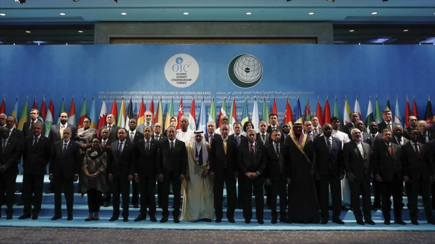 Una foto de grupo durante una sesión de emergencia de la Organización de Cooperación Islámica (OCI), en Estambul de Turquía, 22 de marzo de 2019.