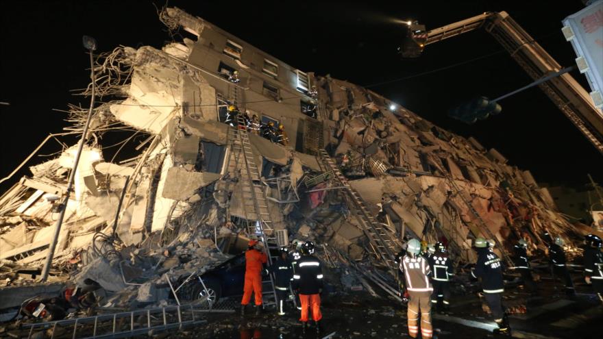 Un edificio destrozado por el fuerte terremoto en el sur de Taiwán.
